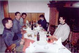 unser Stammtisch unmittelbar am Kamin