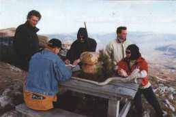 Eintrag ins Gipfelbuch auf dem Kuceli