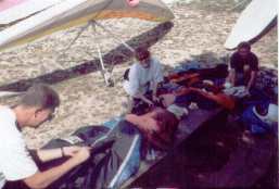 Olga, Uwe und Martin beim Siebensachenpacken