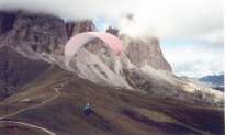 Martin fliegt in Startrichtung Nord, hinten der Langkofel