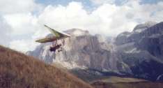 Olga startet, hinten das Sella-Massiv