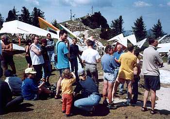 Beim Briefing - Regionalbeirat Sigi Prietz als Teamchef